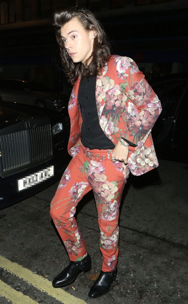 rs_634x1024-151214094140-634.Harry-Styles-Red-Floral-Suit-JR-121415