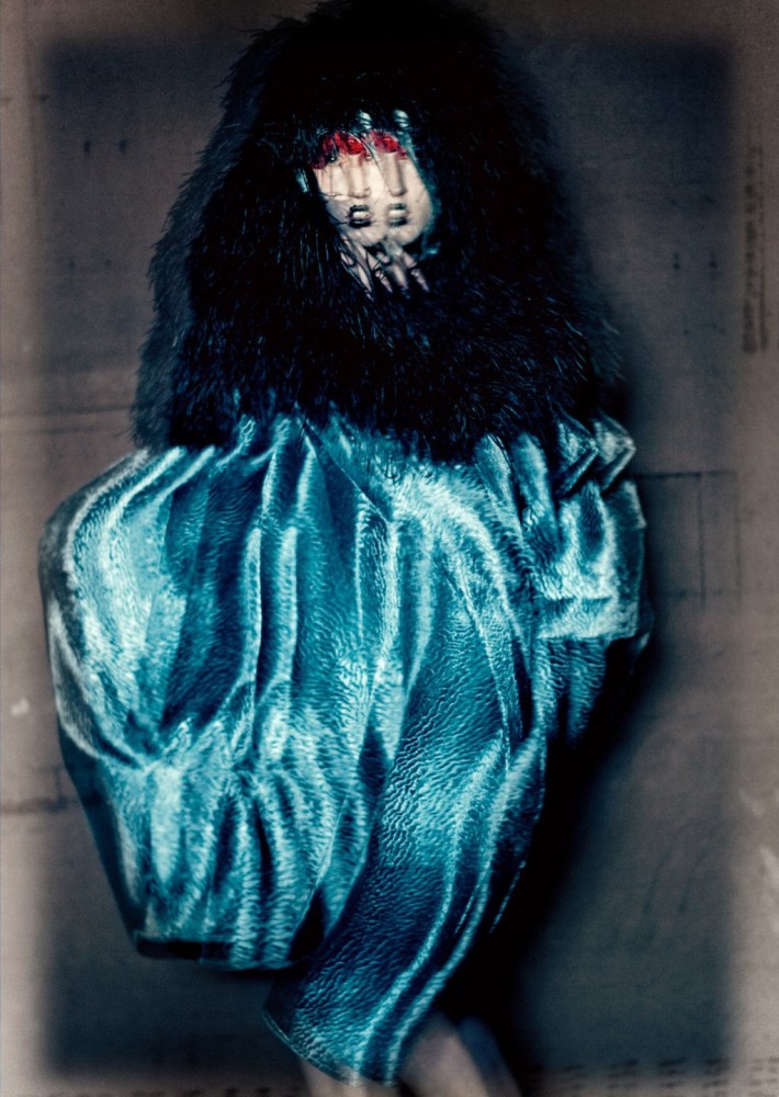 blue-witches-anna-cleveland-by-paolo-roversi-for-luncheon-magazine-spring-summer-2016-7